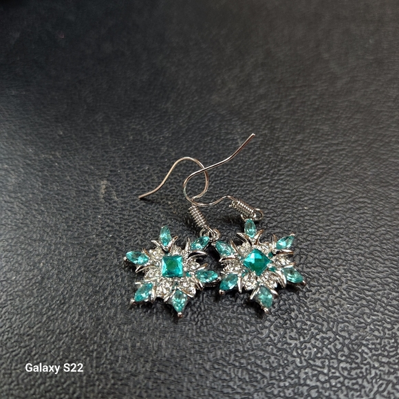 White and Blue Crystals Silver Star Earrings NWT Holiday Christmas Earrings - Picture 6 of 7